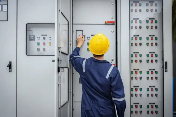 Engenheiro elétrico certificando a segurança de paineis.