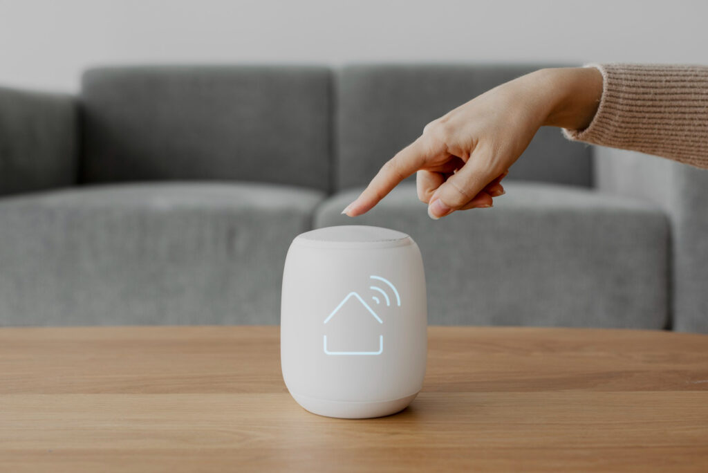 Assistente de voz em uso em uma sala de estar moderna, exemplificando a praticidade da automação residencial e o controle de uma casa inteligente por meio de tecnologia smart.