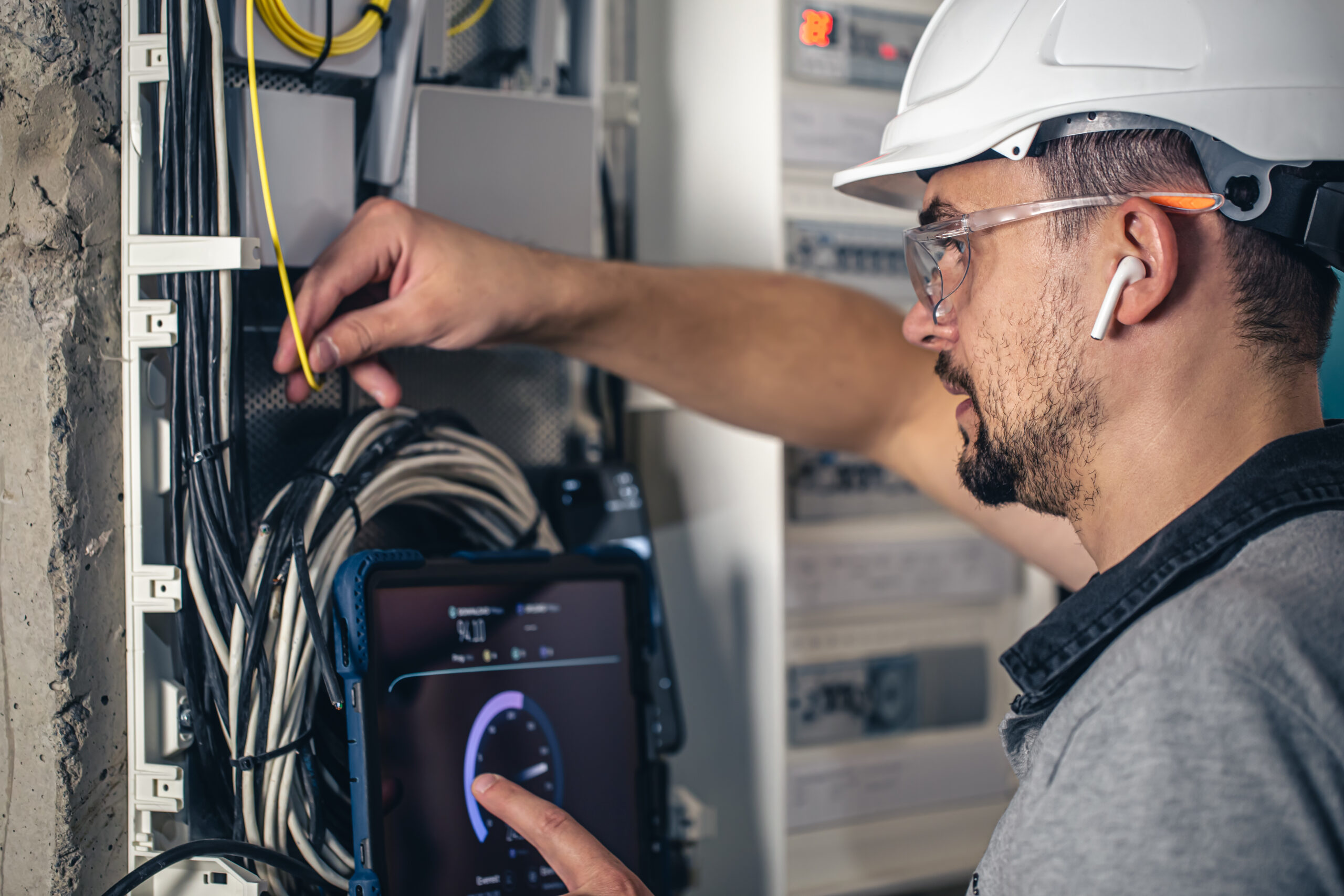 eletricista realizando conexões e terminais de baixa e média tensão em painel elétrico industrial