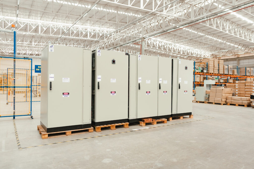 Painéis elétricos industriais certificados contribuindo para a segurança das instalações elétricas industriais em uma planta fabril.